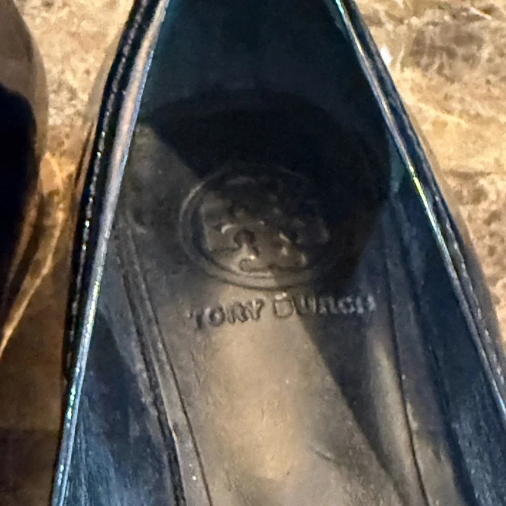 Tory Burch. Black Patent Loafers w/Gold & Brown Buckle. Size 9.5.